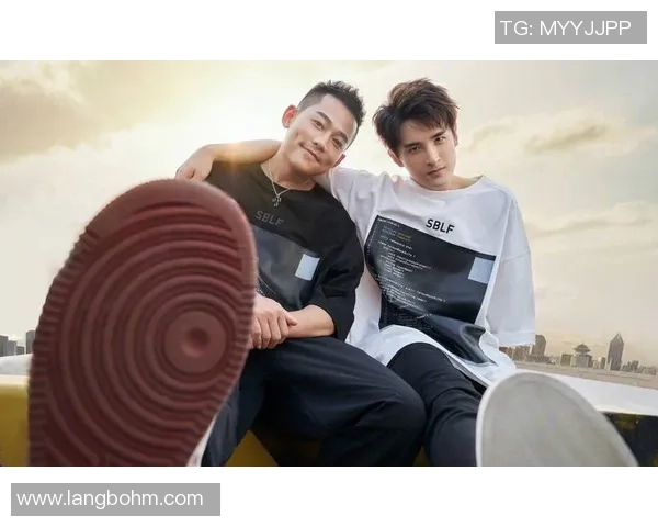 苏醒与足球明星亲密合影高清展示尽显运动魅力与友谊温暖