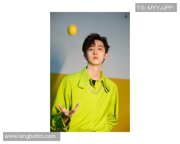 足球明星时尚风采大揭秘手拿包视频展现独特魅力与个性